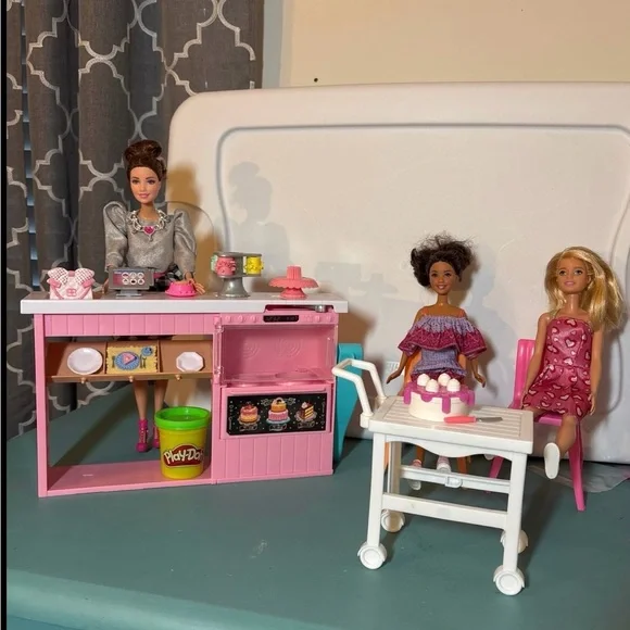 Barbie Cake Decorating Playset with Dolls and Accessories - Picture 1 of 6